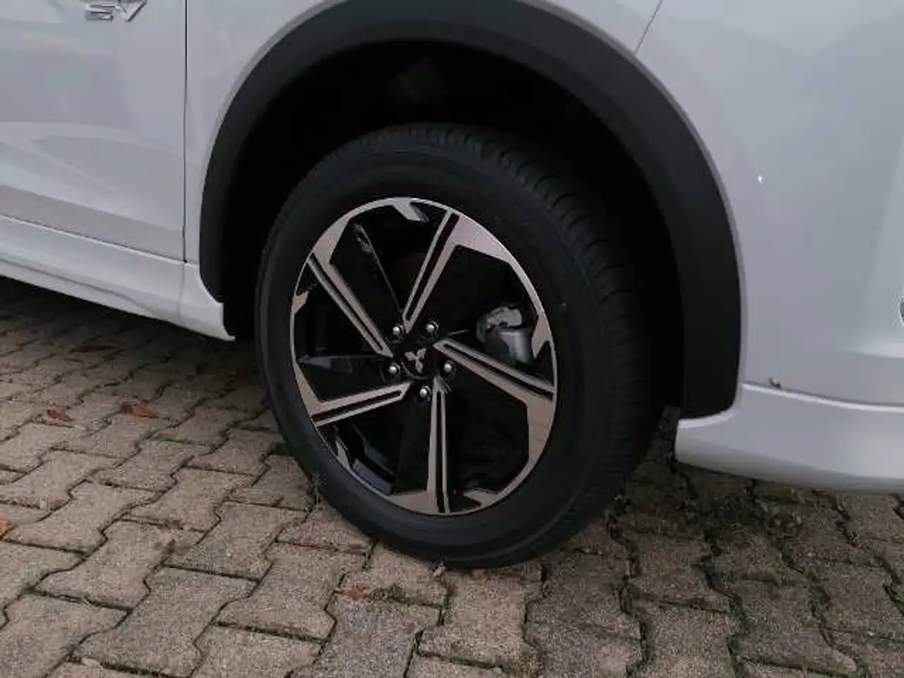 Mitsubishi Eclipse Cross Plug-in Hybrid Select 2.4 MIVEC 4WD — معرض صور السيارة 5