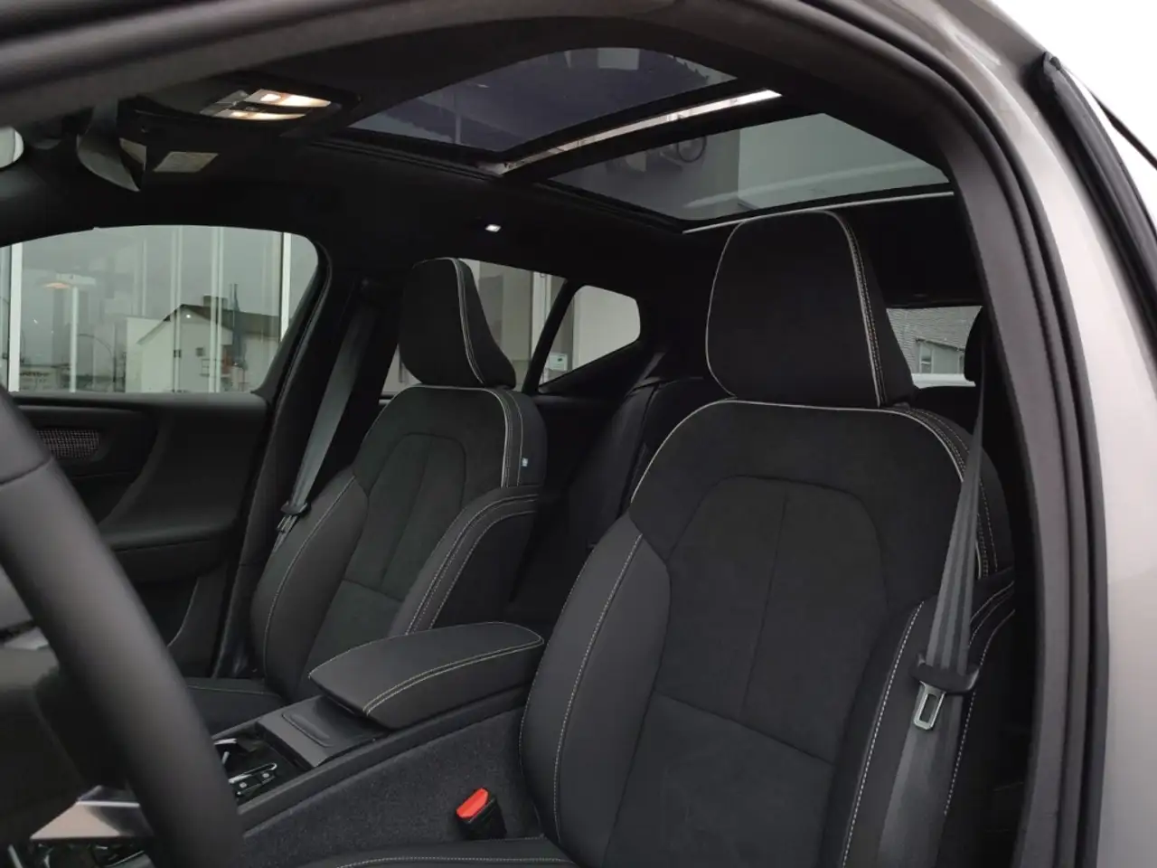 Volvo XC40 2WD Ultimate Dark B4 NAVI 360° RFK AHK Autom. Klim — Galería del vehículo 17