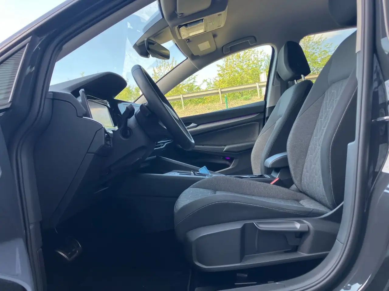 Volkswagen Golf VIII Move 1.0 eTSI DSG / CarPlay, AHK, LED — معرض صور السيارة 17