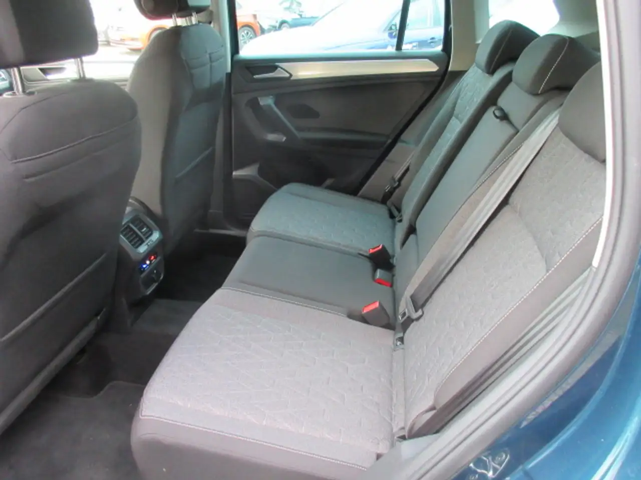 Volkswagen Tiguan MOVE 1.5 TSI DSG NAVI AHK KAMERA LED ALU ACC APS SITZHEIZUNG CLIMATRONIC eFH ZV — Vehicle gallery 8