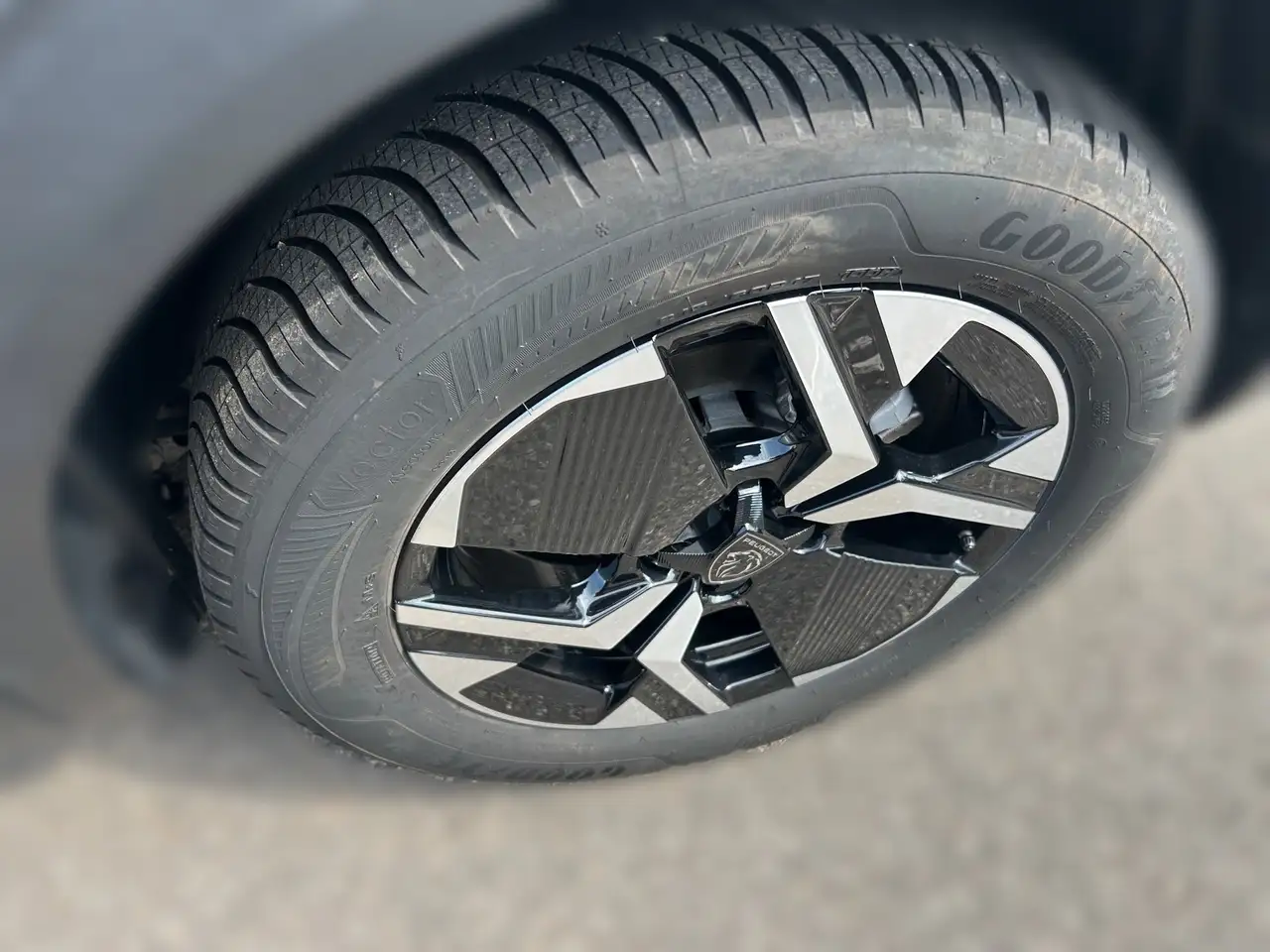 Peugeot 2008 1.2 PureTech 130 Allure LED PDC KlimaA AUT — معرض صور السيارة 4