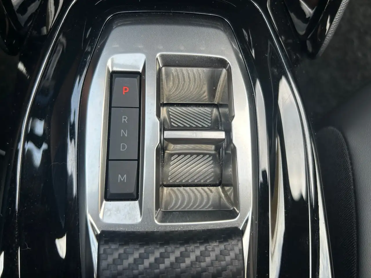 Peugeot 2008 1.2 PureTech 130 Allure LED PDC KlimaA AUT — معرض صور السيارة 21