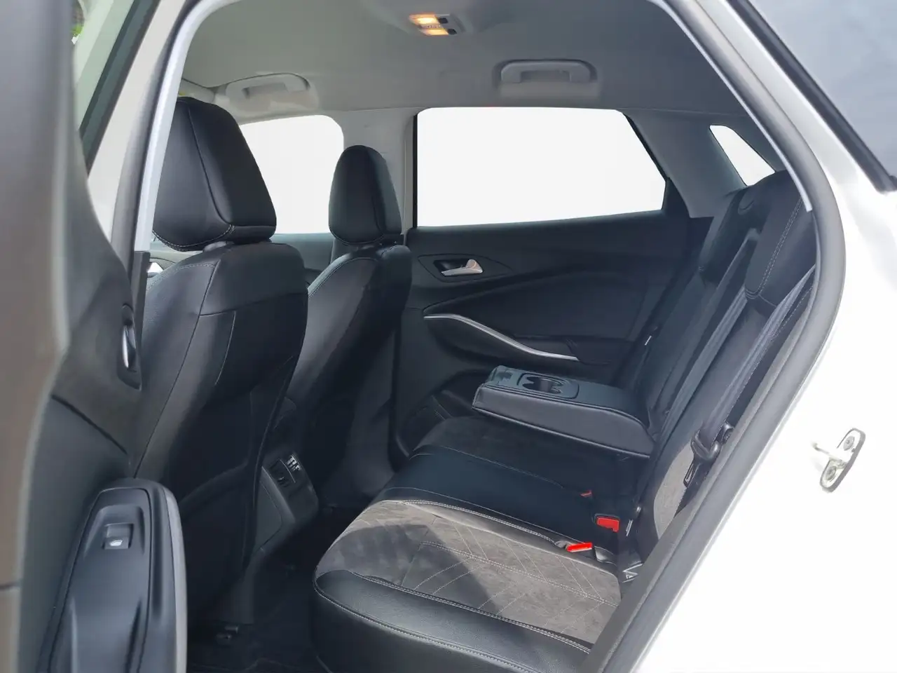 Opel Grandland X GS line*LEDER*NAVI*SHZ* NUR9200KM* — Galerie du véhicule 22