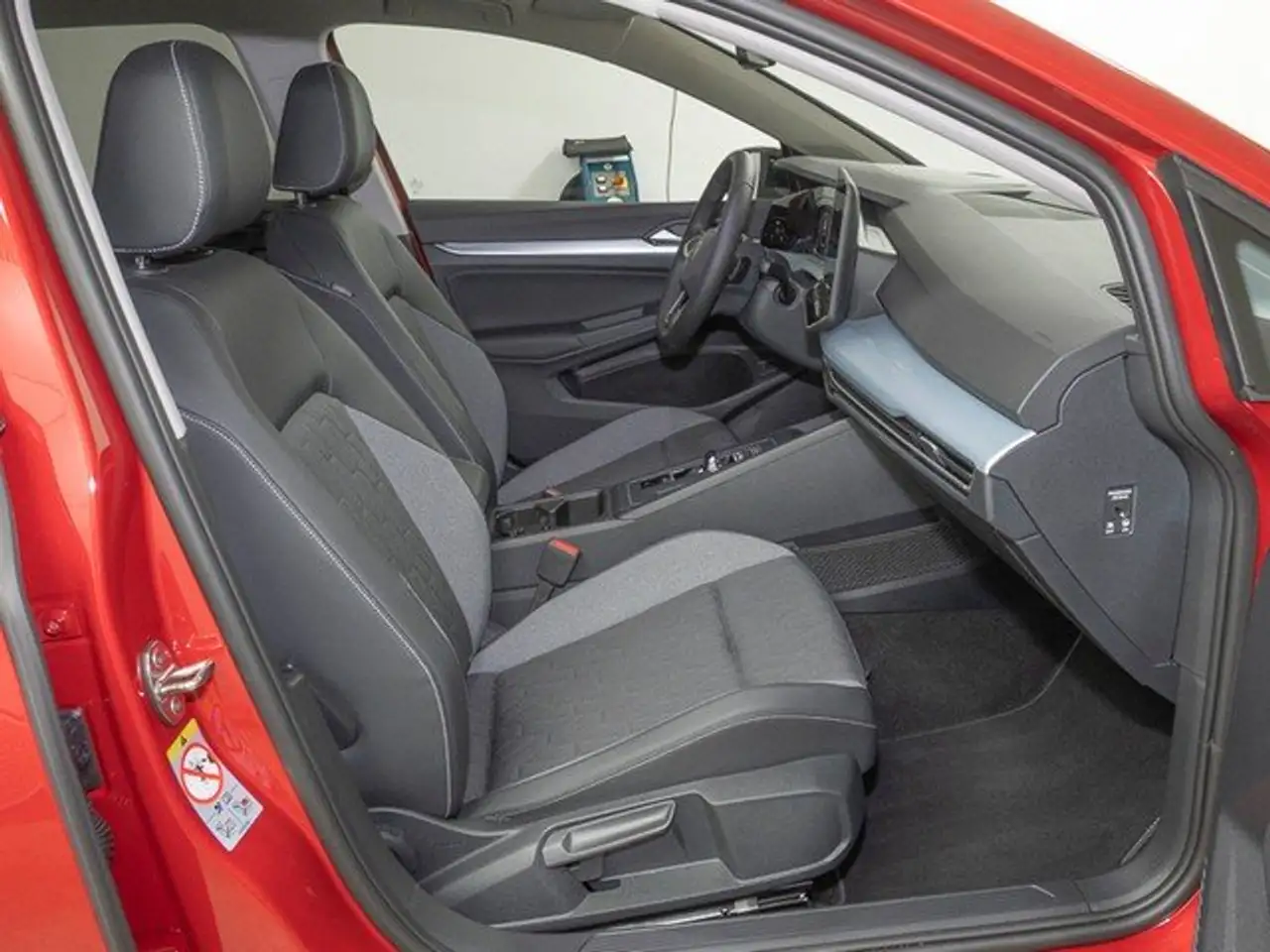 Volkswagen Golf VIII Var. 1.5 eTSI DSG GOAL LED KLIMA NAVI — معرض صور السيارة 7