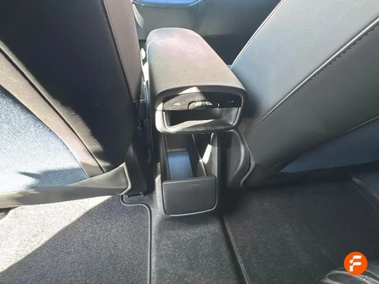 Volvo EX30 Single Extended Range Plus RWD — Galería del vehículo 29