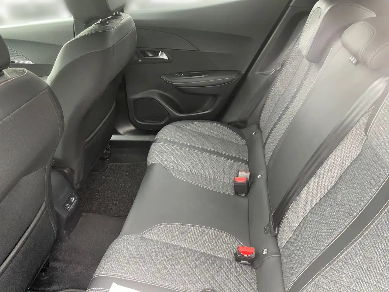 Peugeot 2008 1.2 PureTech 130 Allure LED PDC KlimaA Navi — Galería del vehículo 8