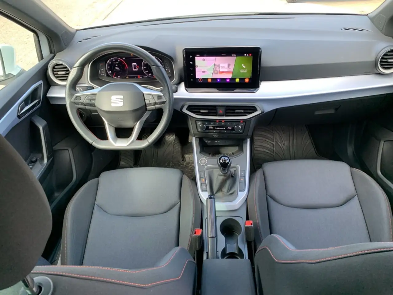 SEAT Arona 1.0 TSI FR NAVI+ACC+SHZ+PDC+KAMERA+LED+GJR — Galería del vehículo 37