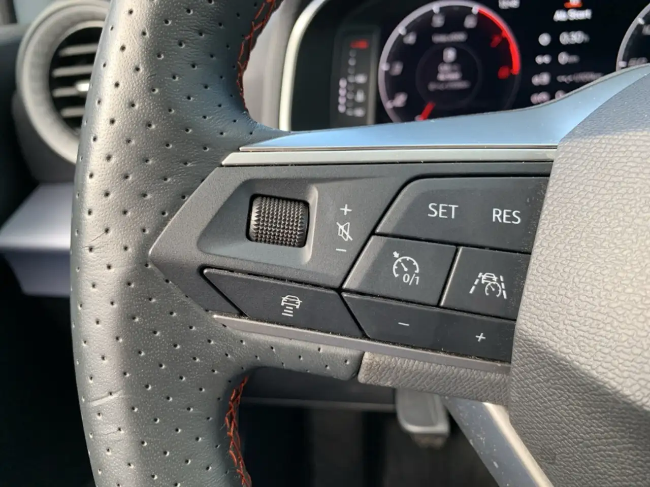 SEAT Arona 1.0 TSI FR NAVI+ACC+SHZ+PDC+KAMERA+LED+GJR — Galería del vehículo 28