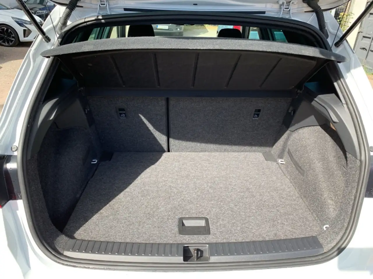 SEAT Arona 1.0 TSI FR NAVI+ACC+SHZ+PDC+KAMERA+LED+GJR — Galería del vehículo 12