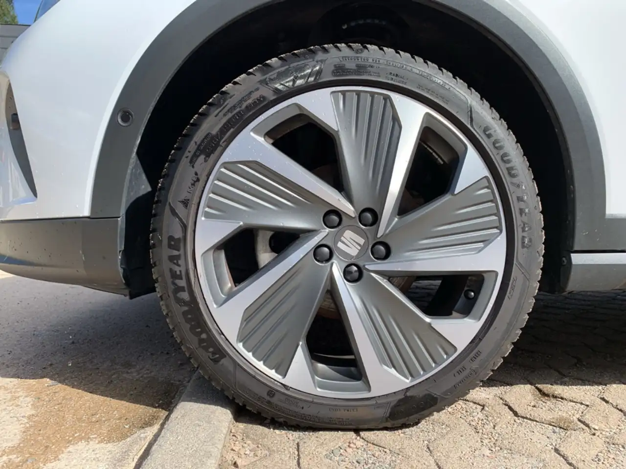SEAT Arona 1.0 TSI FR NAVI+ACC+SHZ+PDC+KAMERA+LED+GJR — Galería del vehículo 13