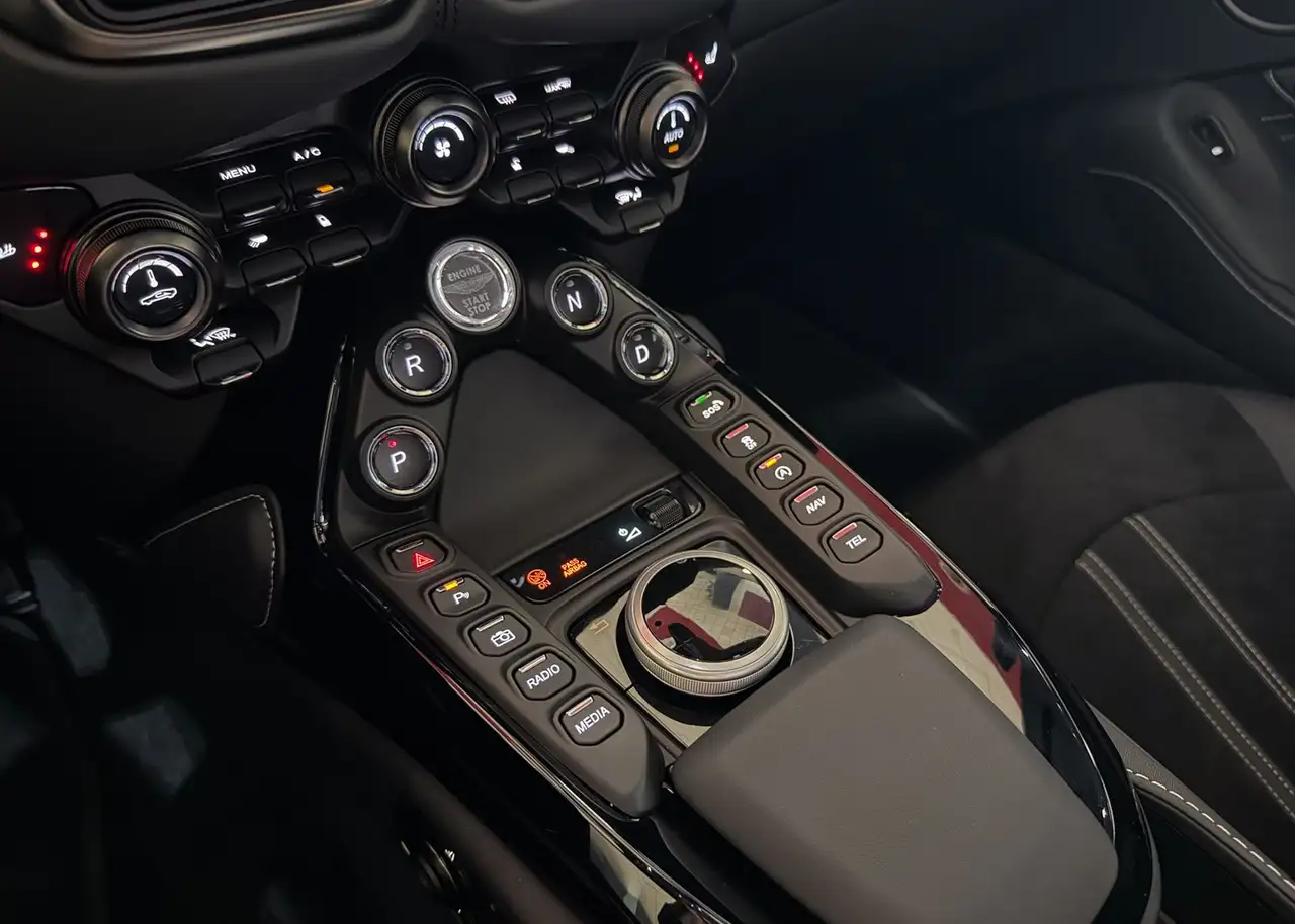 Aston Martin V8 1764KM WHITESTONE SONDERLACK GARANTIE — Vehicle gallery 33