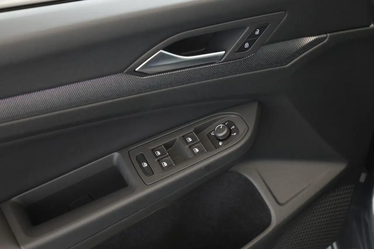Volkswagen Golf GTI DSG Vienna IQ.LIGHT Pano HUD HarmanK 19 — معرض صور السيارة 21