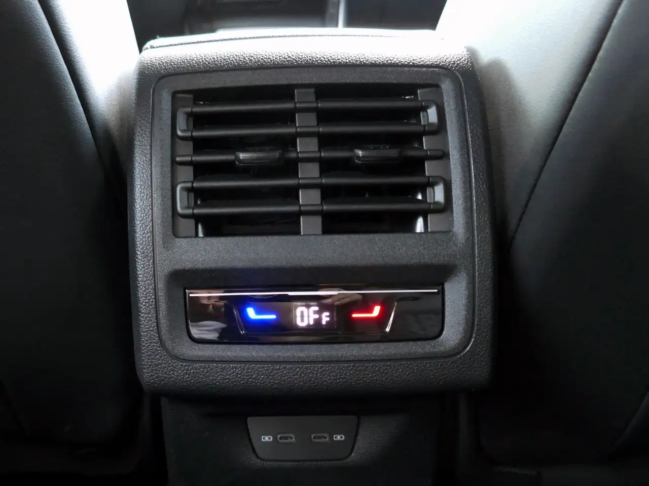 Volkswagen Golf VIII R-Line 1.5 eTSI DSG | LED AHK RFK ACC — معرض صور السيارة 20