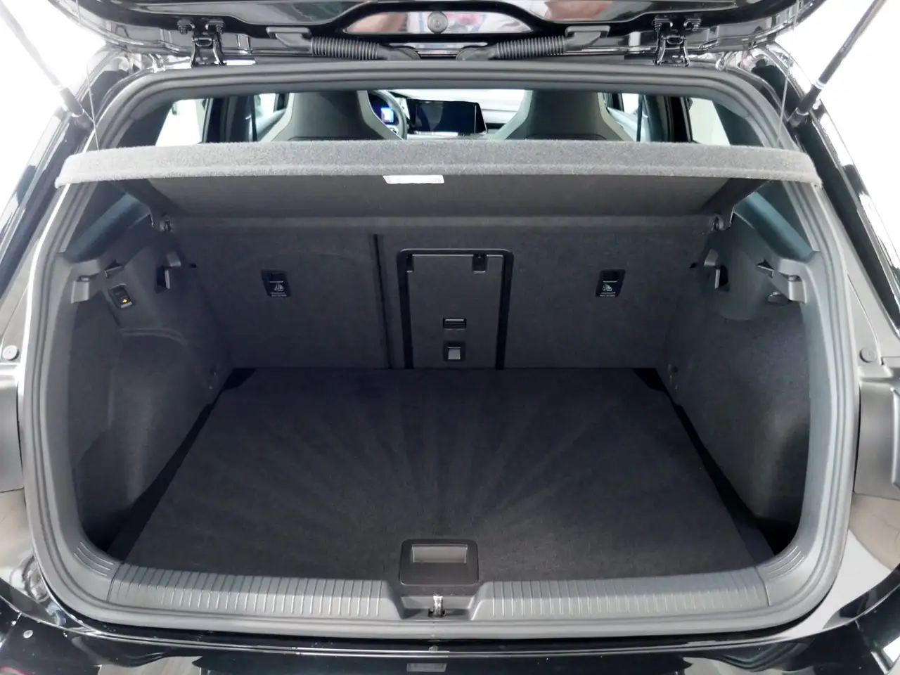 Volkswagen Golf VIII R-Line 1.5 eTSI DSG | LED AHK RFK ACC — معرض صور السيارة 24