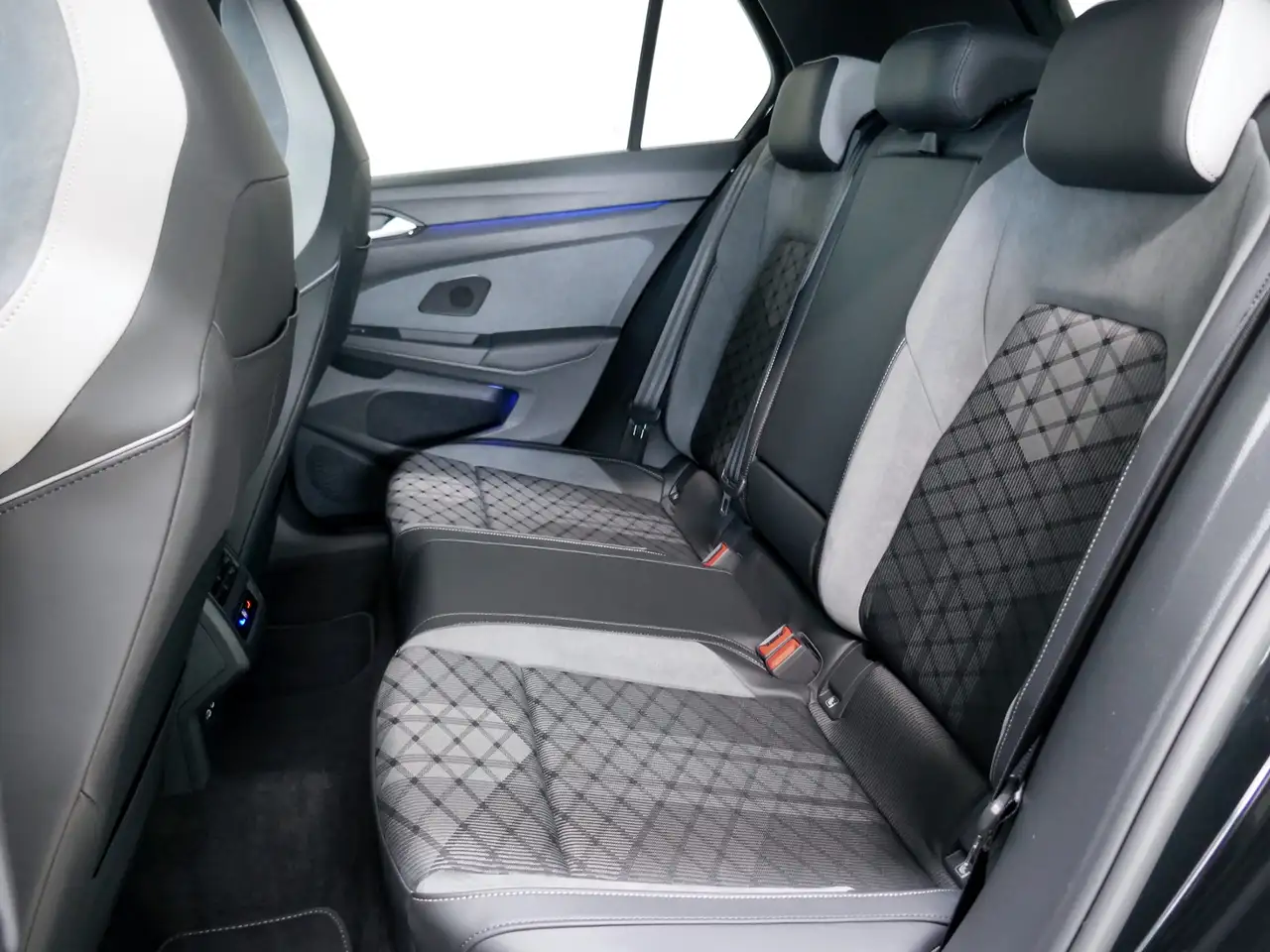 Volkswagen Golf VIII R-Line 1.5 eTSI DSG | LED AHK RFK ACC — معرض صور السيارة 9