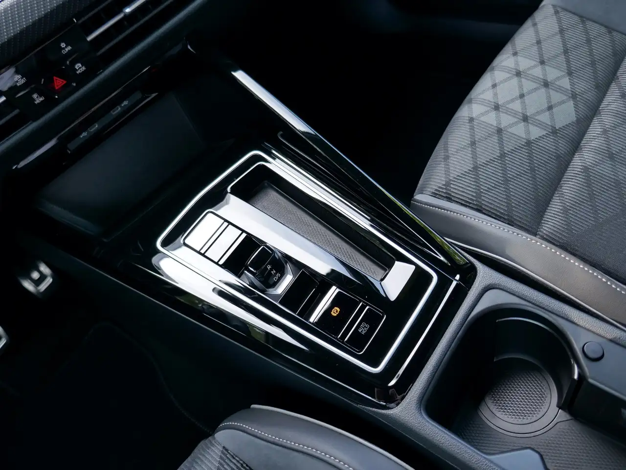 Volkswagen Golf VIII R-Line 1.5 eTSI DSG | LED AHK RFK ACC — معرض صور السيارة 15