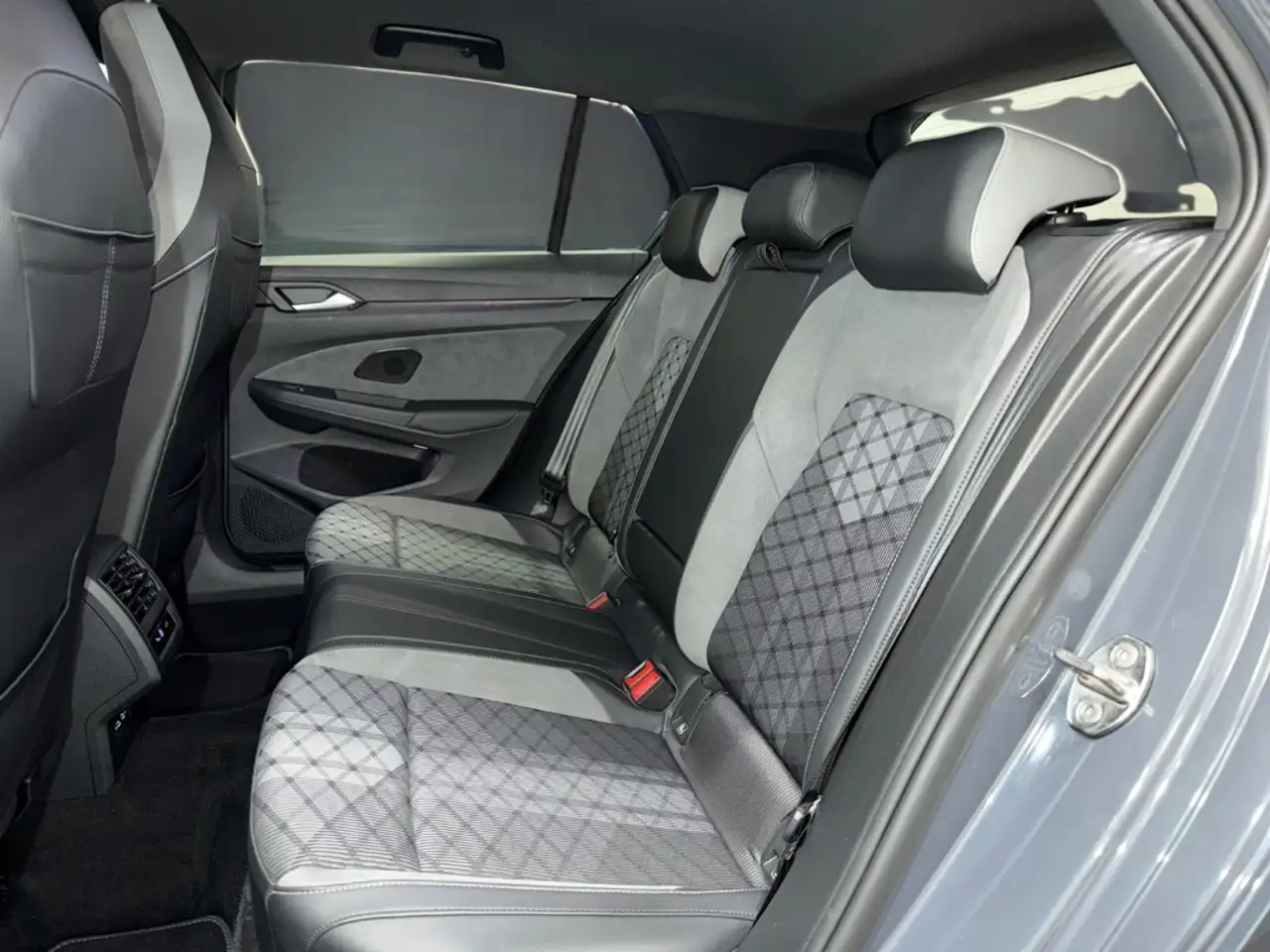 Volkswagen Golf 8 1.5 eTSI DSG R LINE BLACK MATRIX IQ 18Z KAM ACC — معرض صور السيارة 11
