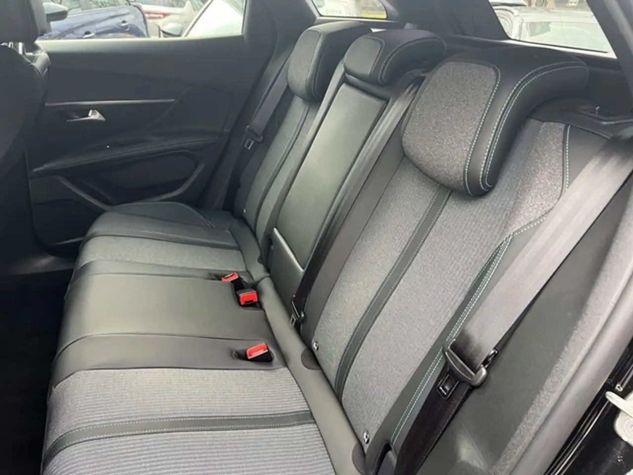 Peugeot 3008 Allure Pack PureTech 130 EAT8 PDC SHZ NAVI KAME... — معرض صور السيارة 15