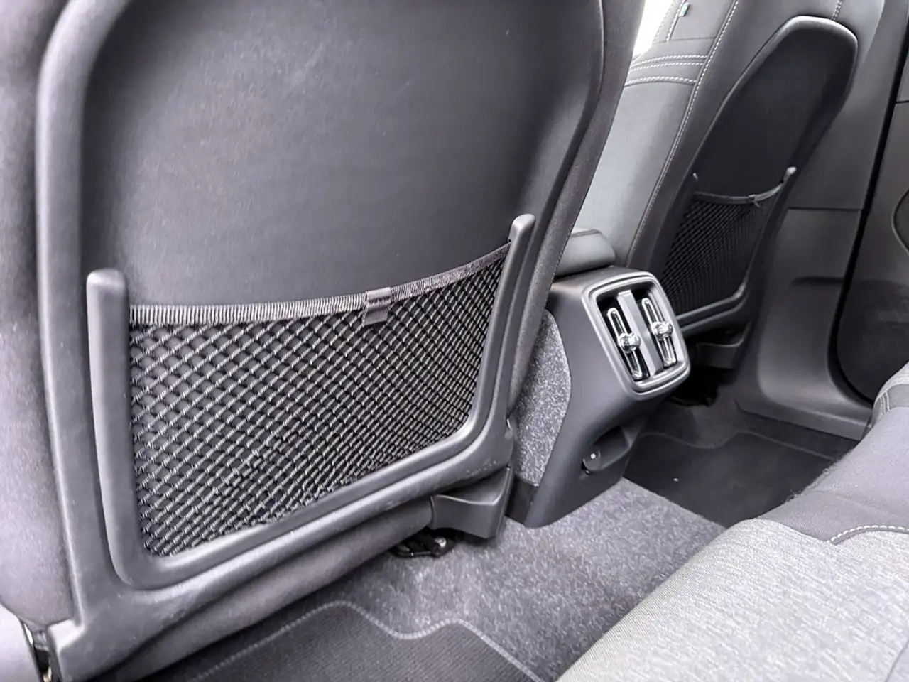 Volvo XC40 B3 Plus Black Edition FAHRERASS.-PAKET | GANZJAHRESREIFEN — Galerie du véhicule 39
