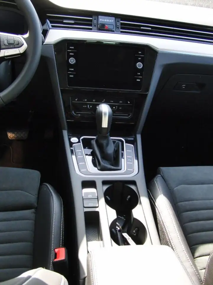 Volkswagen Passat Variant 1.5 TSI OPF DSG Elegance — معرض صور السيارة 8