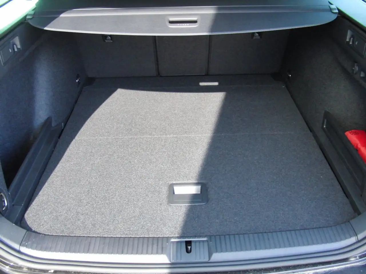 Volkswagen Passat Variant 1.5 TSI OPF DSG Elegance — معرض صور السيارة 9
