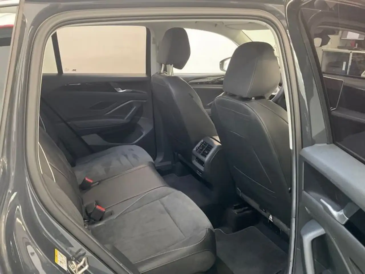Volkswagen Tiguan Elegance — Vehicle gallery 7
