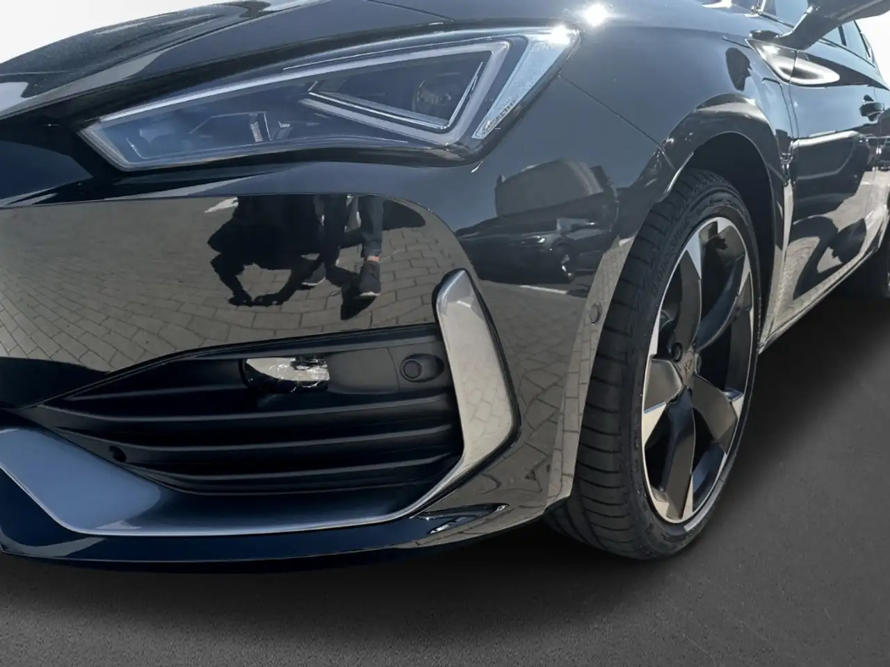 CUPRA Leon e-HYBRID el. Sitz MatrixLED FullLink Cam BLIS — Vehicle gallery 4