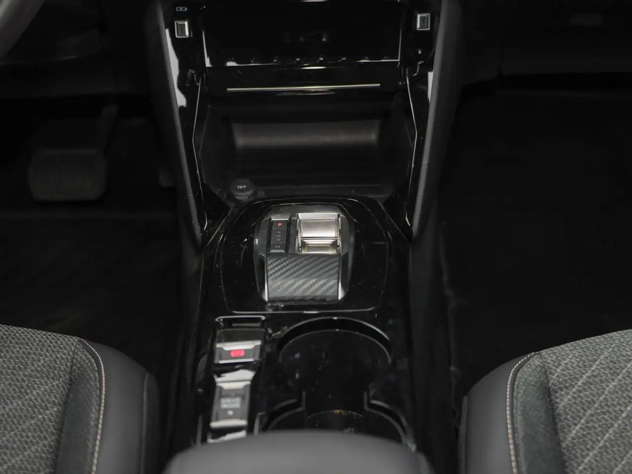 Peugeot 2008 Allure PT 130 — معرض صور السيارة 12