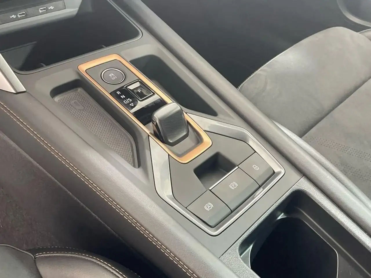 CUPRA Formentor 1.5 e-Hybrid 200 VZ DSG — Vehicle gallery 17