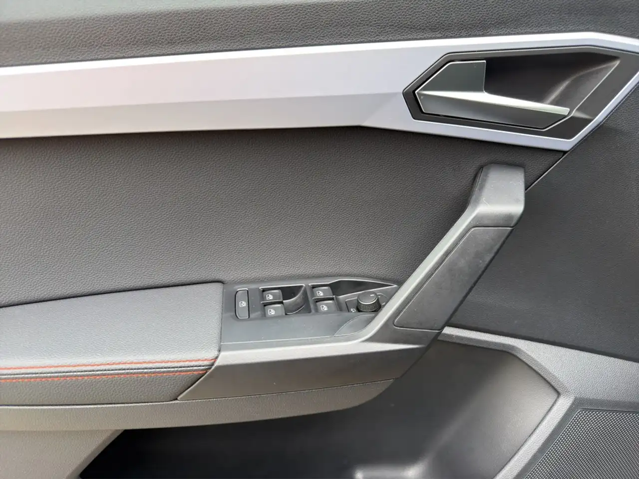 SEAT Arona 1.0 TSI FR AHK*LED*NAV*SHZ*ACC*PDC*VIRTUAL*17"A... — Galería del vehículo 15