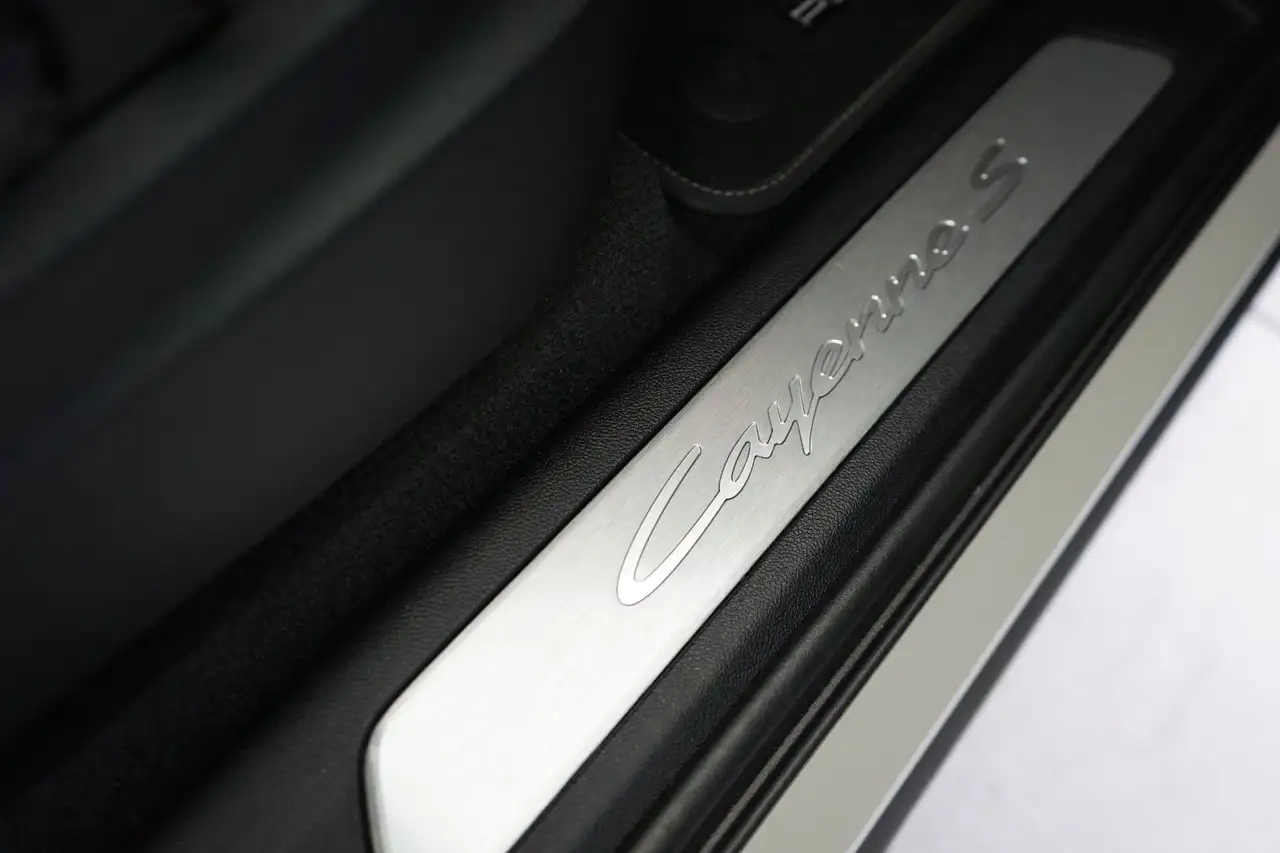 Porsche Cayenne Coupe S E-Hybrid/Kreide/18W/HeadUp/360° — Vehicle gallery 16