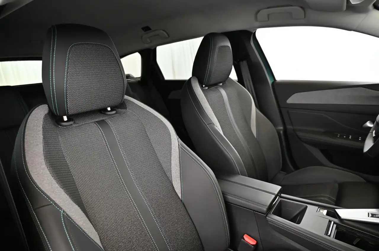 Peugeot 308 SW 1.2 130 EAT8 Allure LED/NAVI/WINTER-PAKET/16 — Galerie du véhicule 31