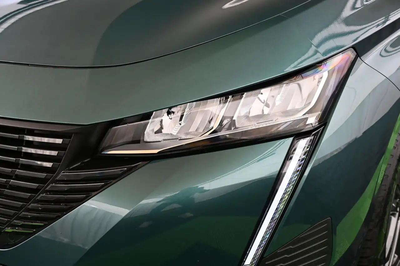 Peugeot 308 SW 1.2 130 EAT8 Allure LED/NAVI/WINTER-PAKET/16 — Galerie du véhicule 9