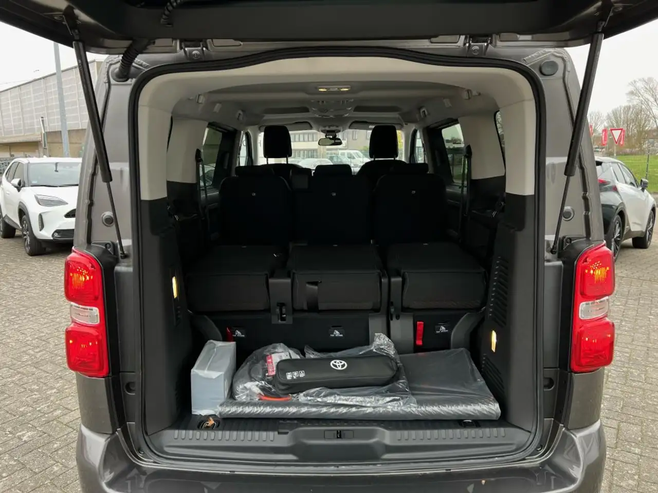 Toyota Proace Electric (75 kWh) L1 (8-Si.) Verso Team Deutschlan — معرض صور السيارة 13