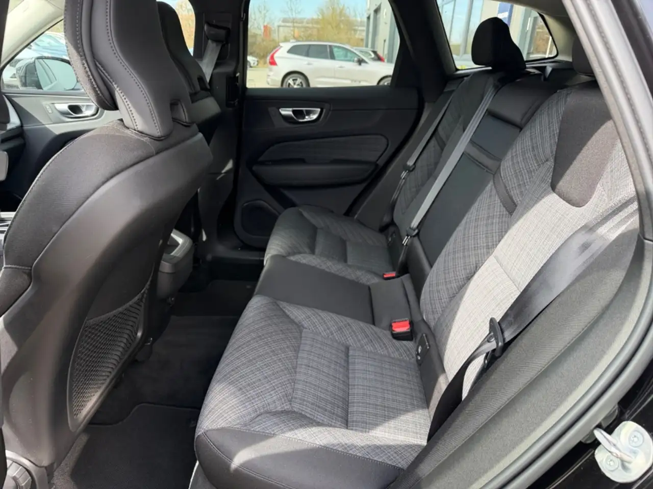 Volvo XC60 B4 Mild-Hybrid Benzin Core Leder Digitales Cockpit — معرض صور السيارة 16