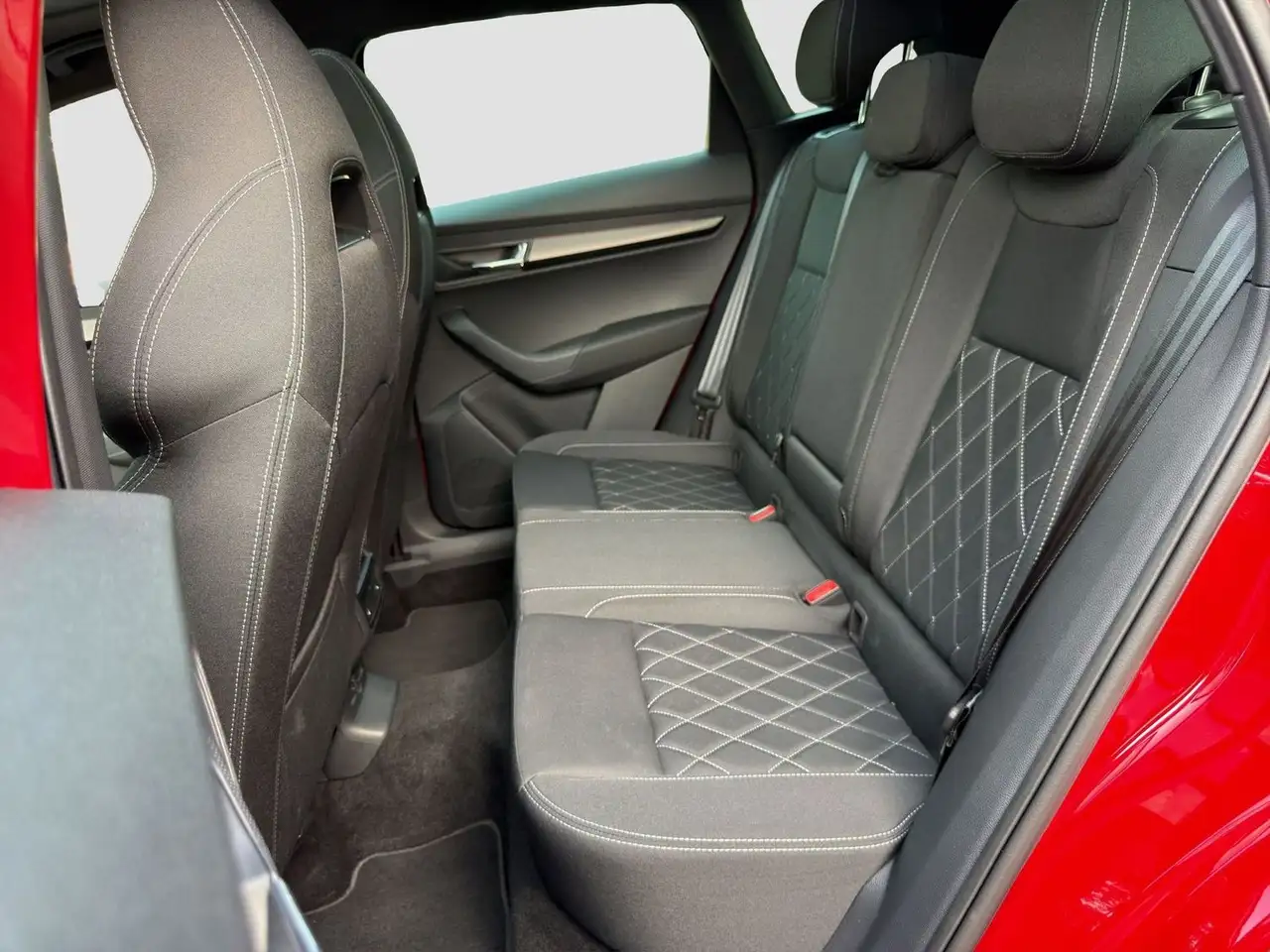 Skoda Karoq Sportline 4x4 Panorama Navi ACC Matrix-LED — معرض صور السيارة 13