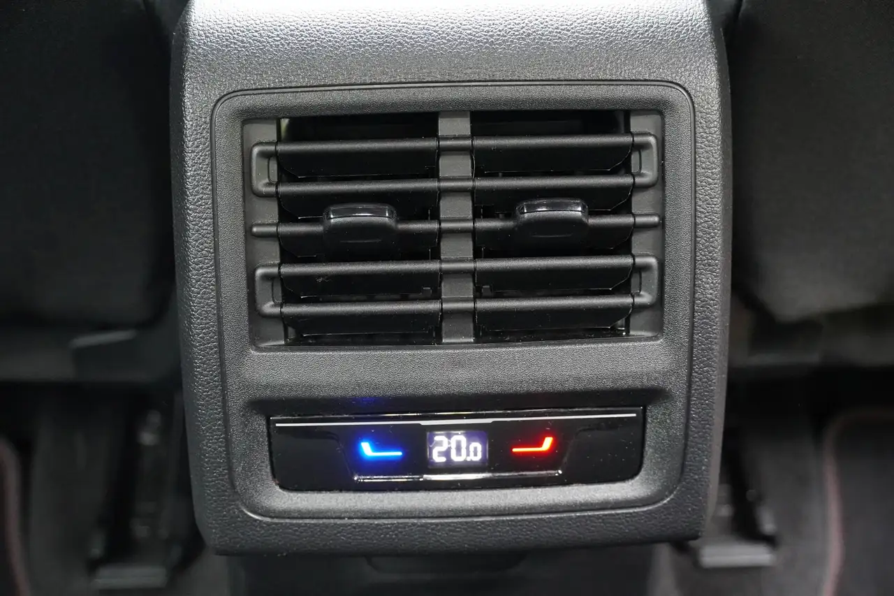 Volkswagen Golf VIII 2.0 GTI LED Sitzheizung Kamera — Galería del vehículo 29
