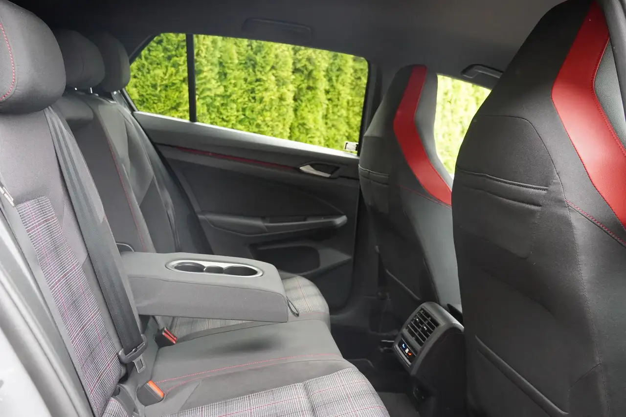 Volkswagen Golf VIII 2.0 GTI LED Sitzheizung Kamera — Galería del vehículo 28