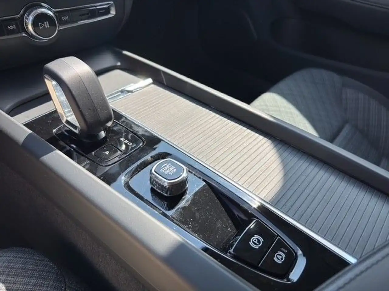Volvo V60 B3 B DKG Core+ACC+Kamera+LED — Vehicle gallery 12