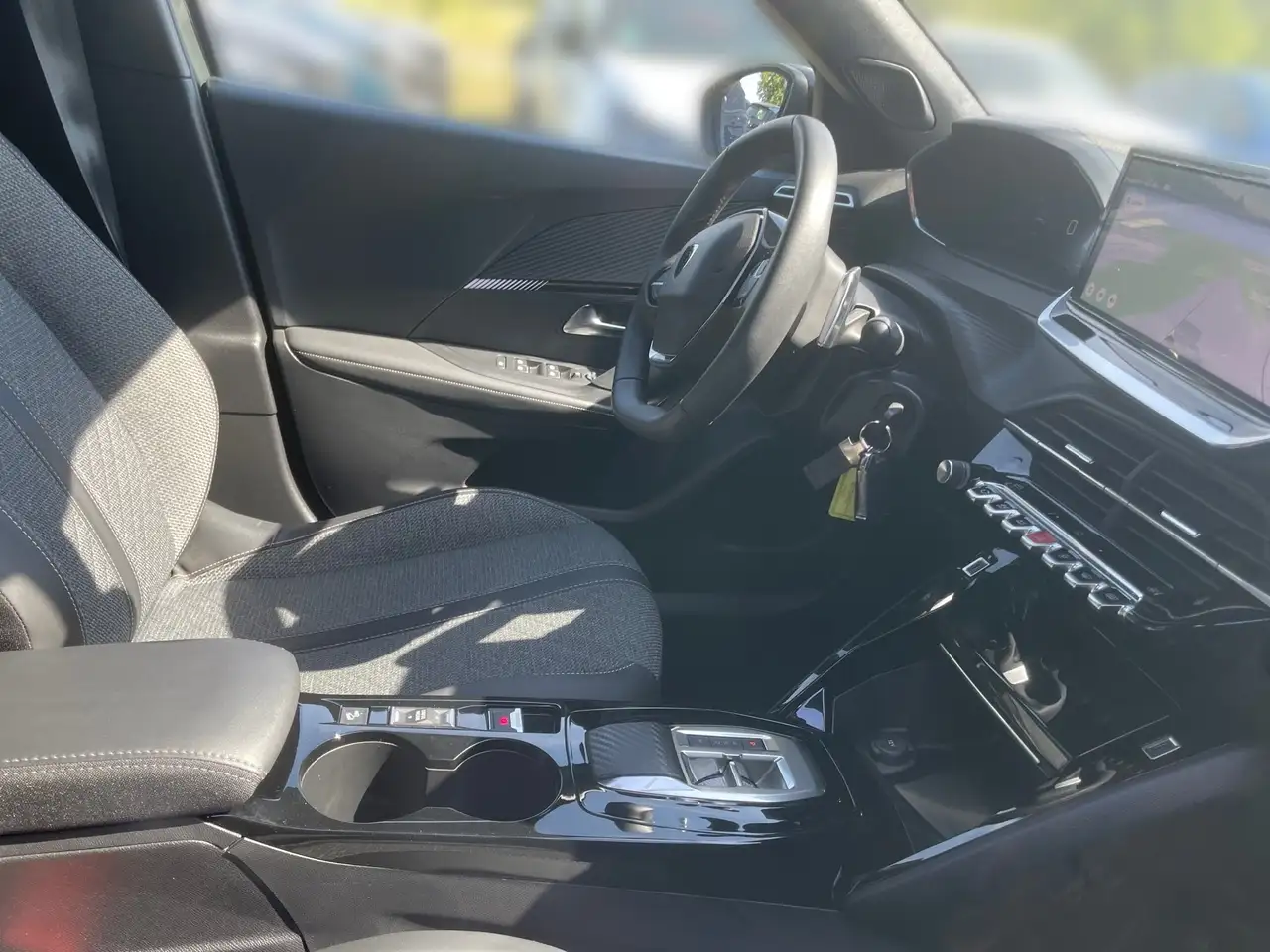 Peugeot 2008 1.2 PureTech 130 Allure LED PDC KlimaA AUT — Galerie du véhicule 14