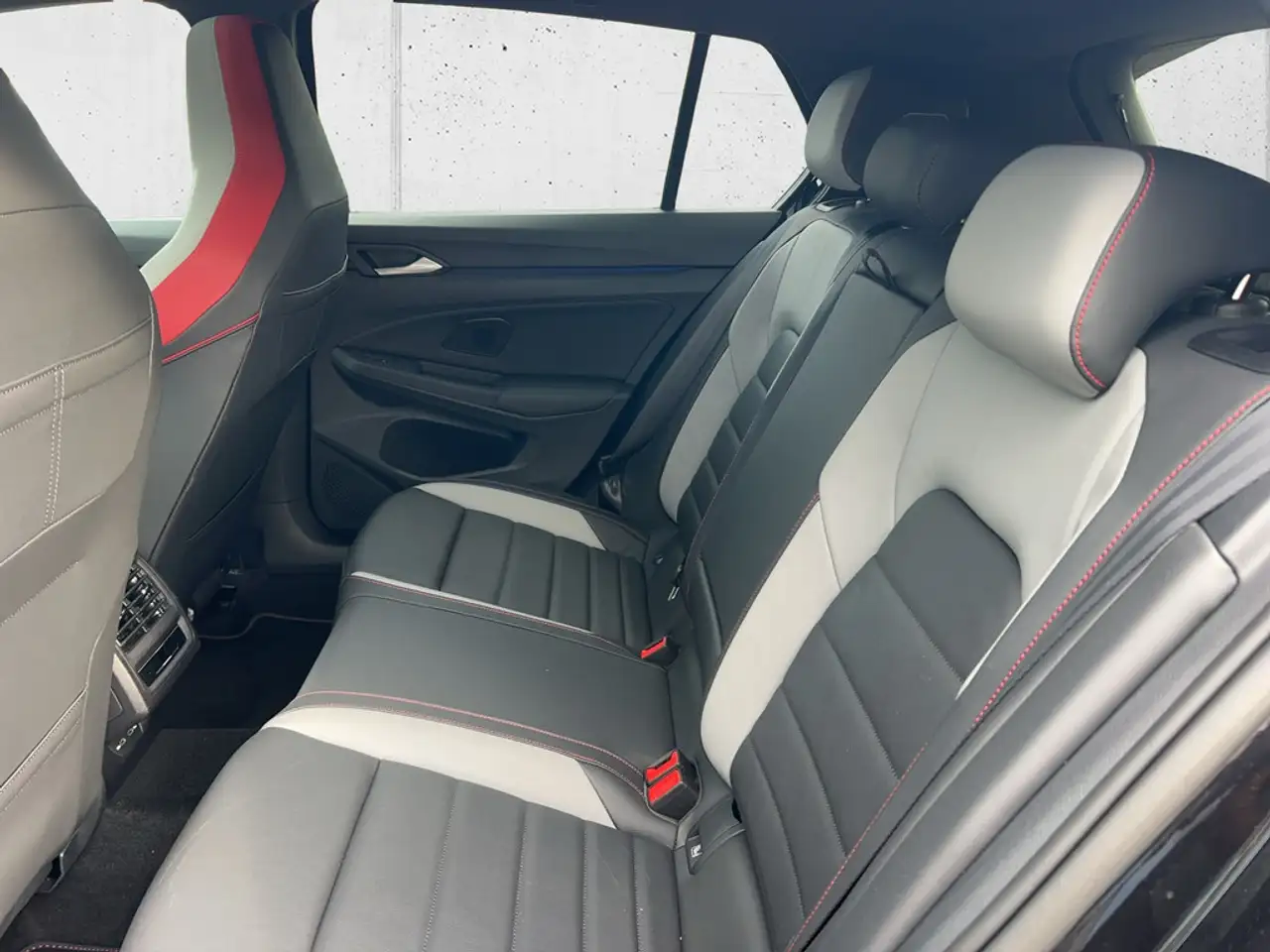 Volkswagen Golf VIII 2.0 TSI GTI Clubsport HUD NAVI PANO — معرض صور السيارة 11