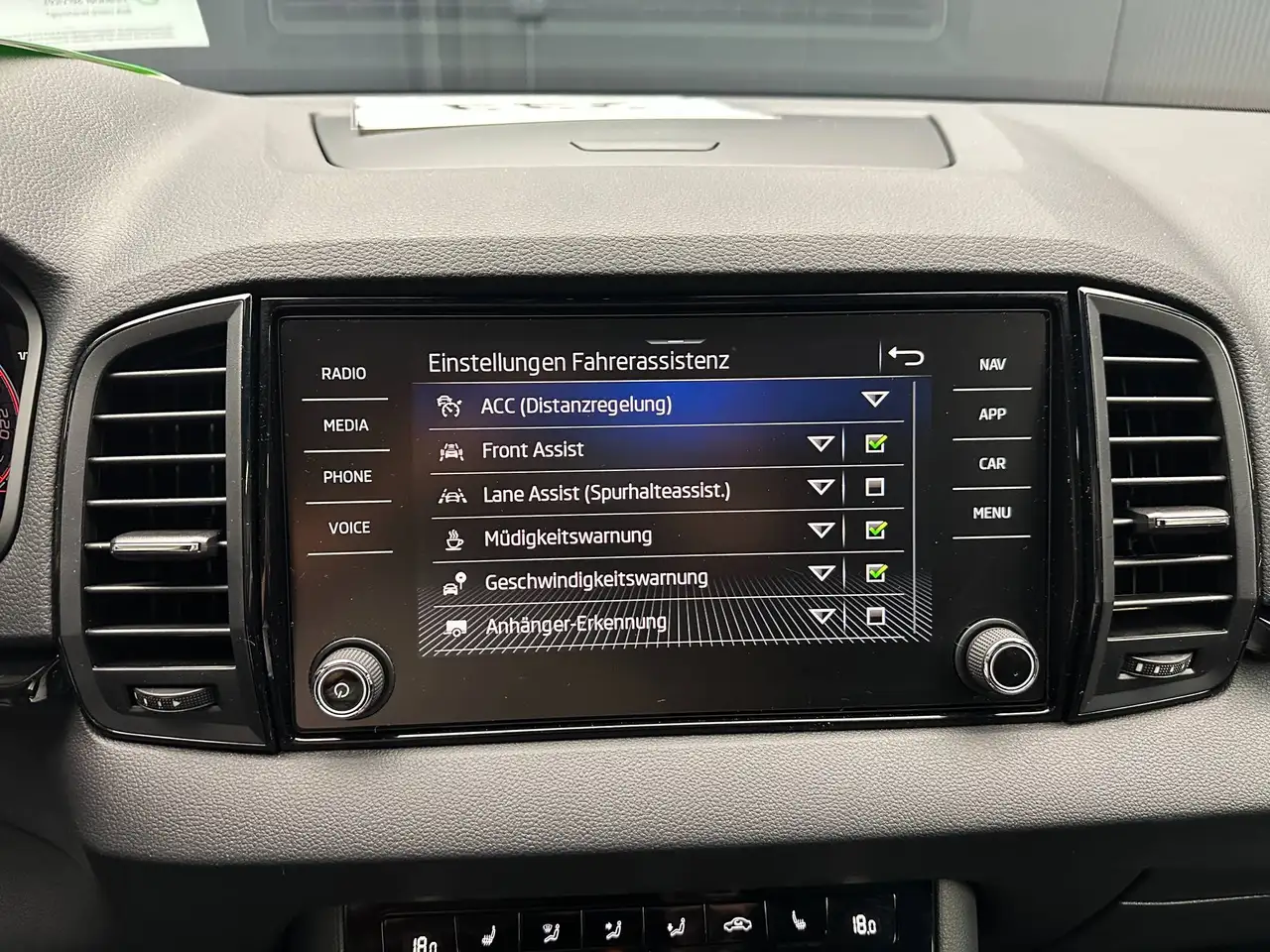 Skoda Karoq 1.5 TSI DSG Sportline *KAMERA*AHK*CarPlay*NAVI* — معرض صور السيارة 24
