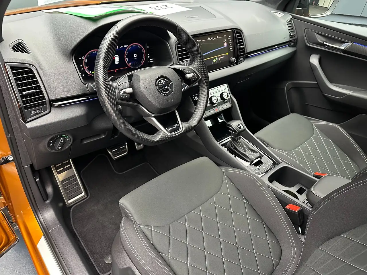 Skoda Karoq 1.5 TSI DSG Sportline *KAMERA*AHK*CarPlay*NAVI* — معرض صور السيارة 14