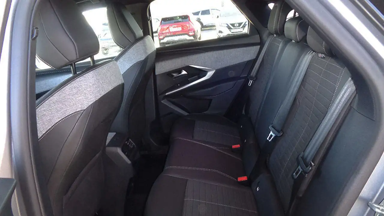 Peugeot 3008 HYBRID ALLURE EDCS6 — Vehicle gallery 6