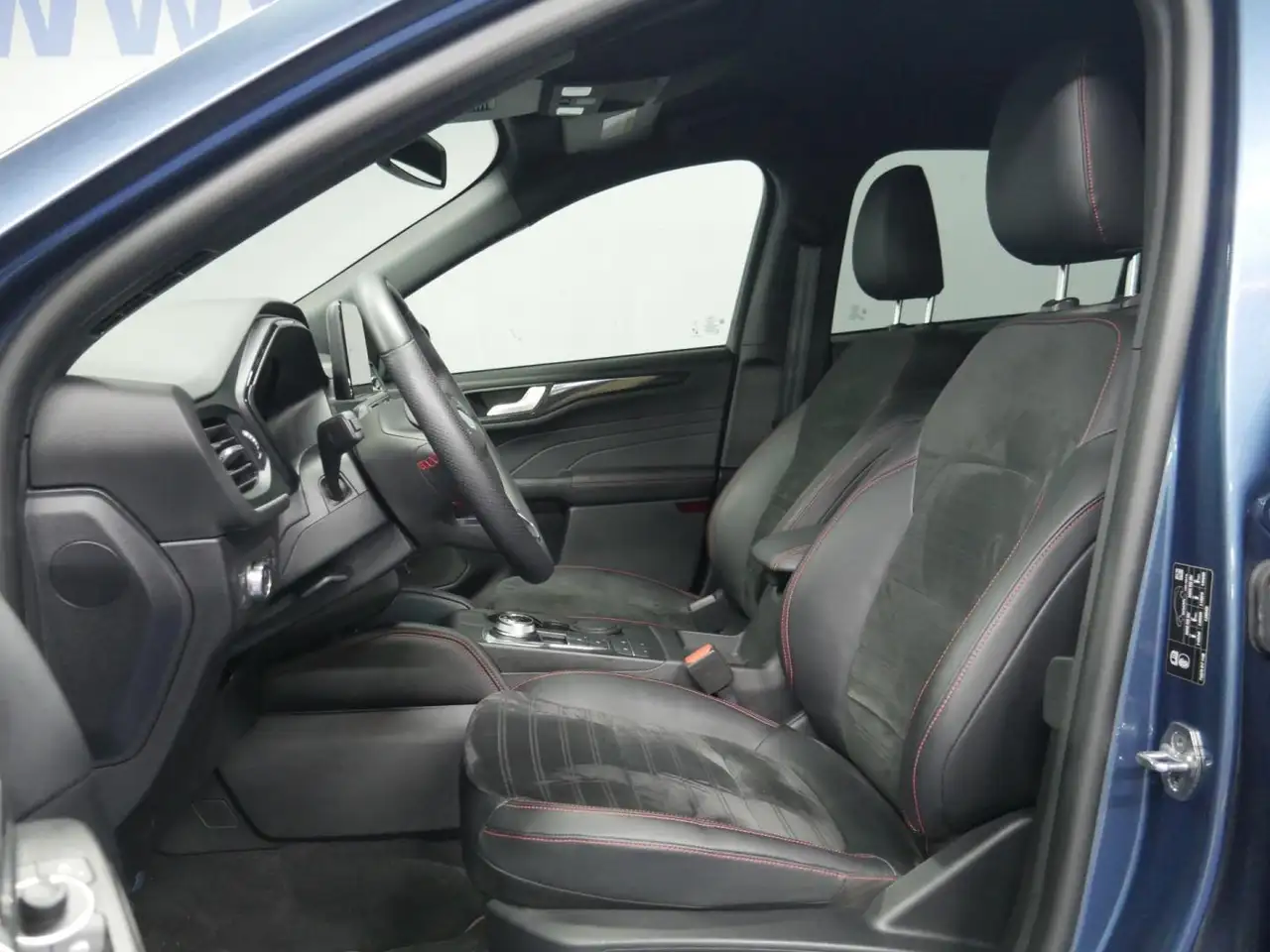 Ford Kuga ST-Line X 2.5 Duratec PHEV 165kW Auto — معرض صور السيارة 8