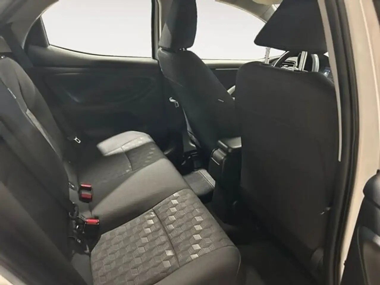 Toyota Yaris 120H 1.5 Active Plus — Galería del vehículo 7