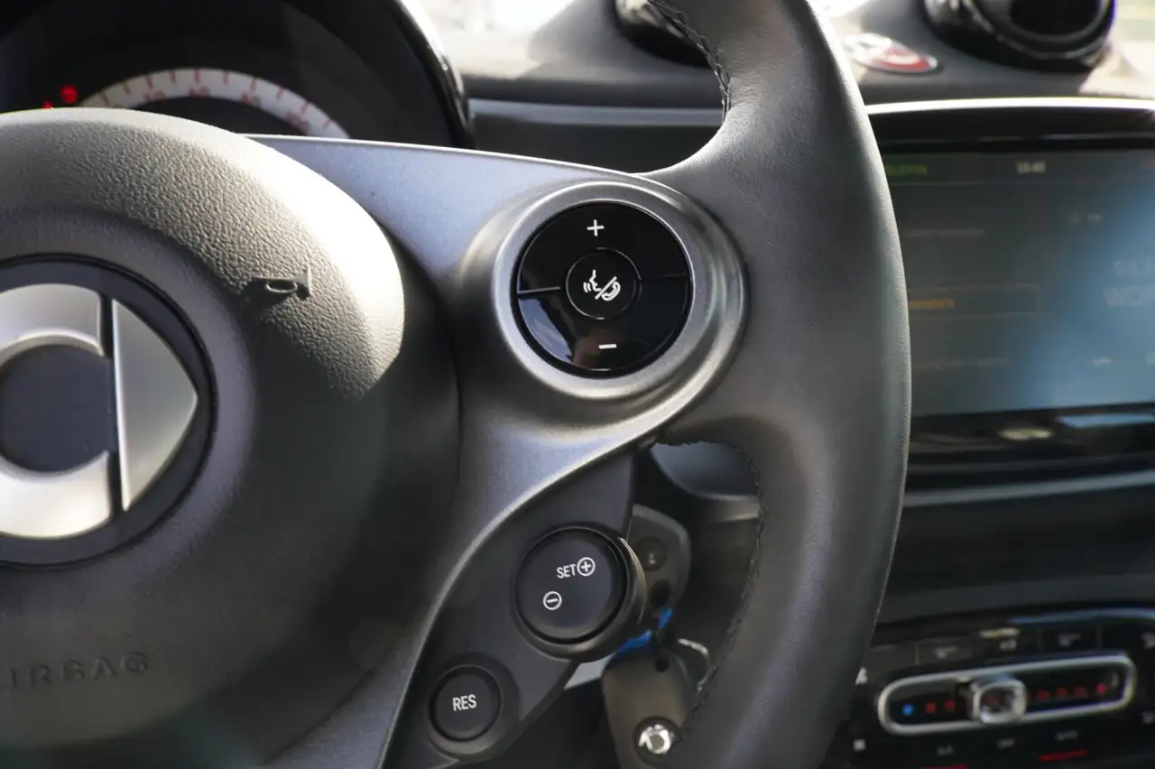 smart forTwo EQ fortwo coupe SHZ Tempo Panorama Bluetooth Klima — Vehicle gallery 32