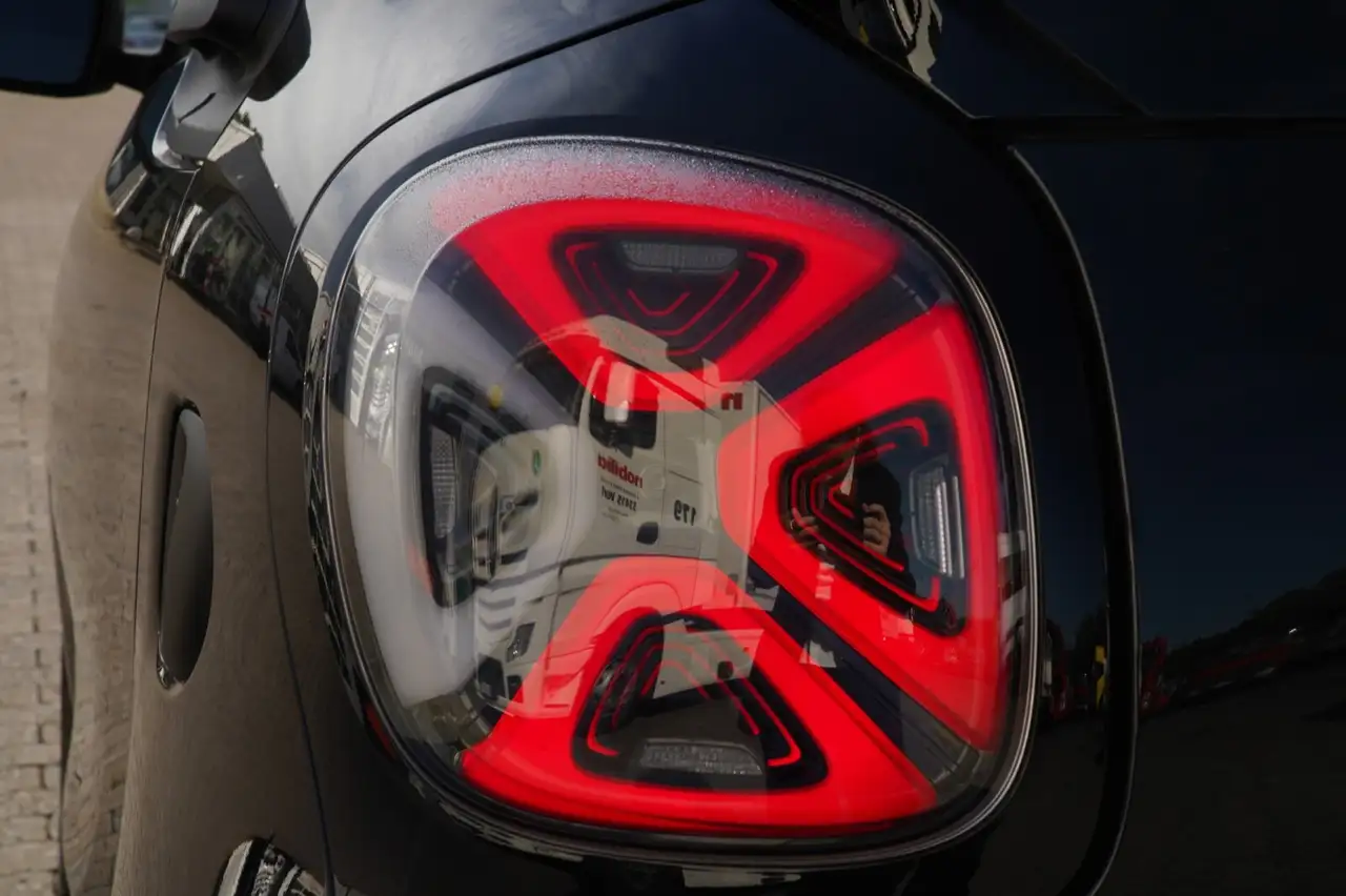 smart forTwo EQ fortwo coupe SHZ Tempo Panorama Bluetooth Klima — Vehicle gallery 16