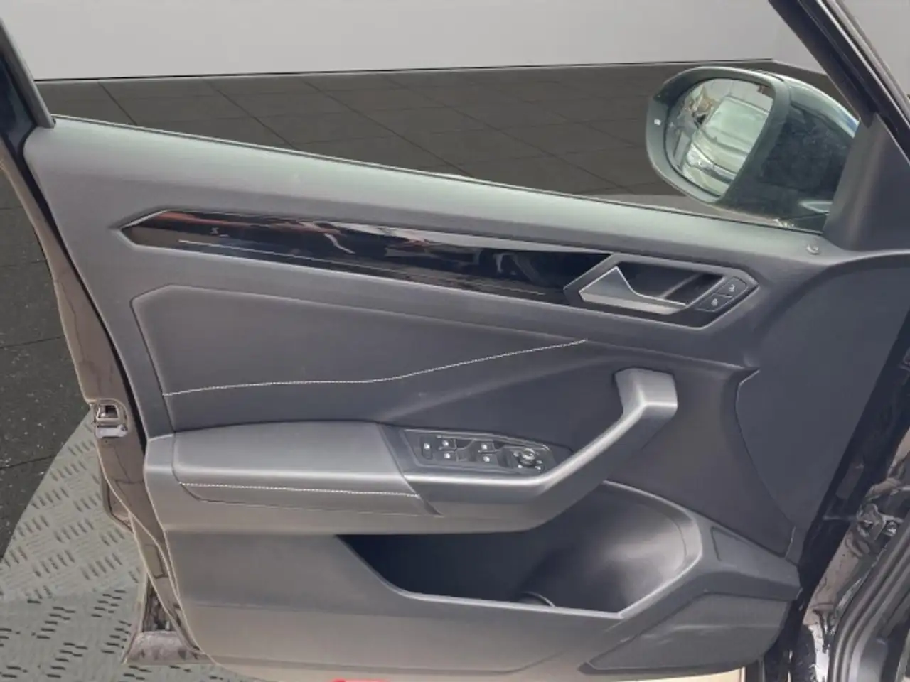 Volkswagen T-Roc 1.5 TSI DSG R-Line Standh Black Style Rear 8-fach — معرض صور السيارة 9