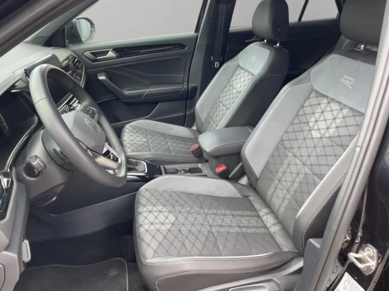 Volkswagen T-Roc 1.5 TSI DSG R-Line Standh Black Style Rear 8-fach — معرض صور السيارة 10